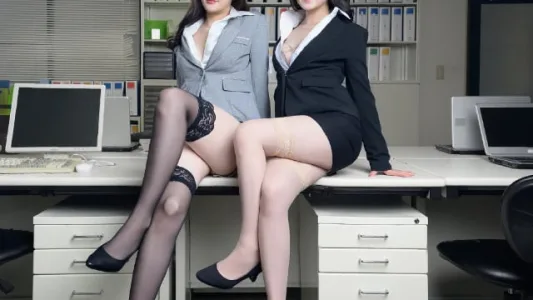 Địt 2 em nhân viên văn phòng trong giờ nghỉ ttrưa