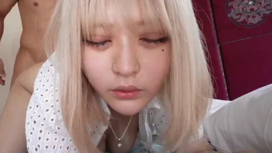 Một cô gái tóc vàng quyến rũ với vòng ngực cỡ H